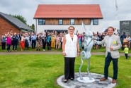 Tony Abel and Cllr Tina Kiddell unveil the dancing hare sculpture at Watton Green 500px